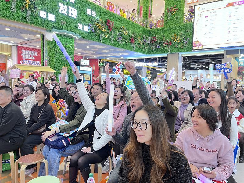 热情的观众们为自己校区呐喊_副本.jpg