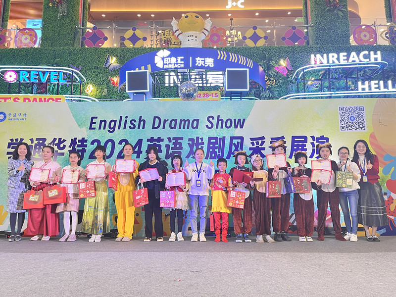 为每一位闪闪发亮的小演员们颁发荣誉证书和奖品_副本.jpg
