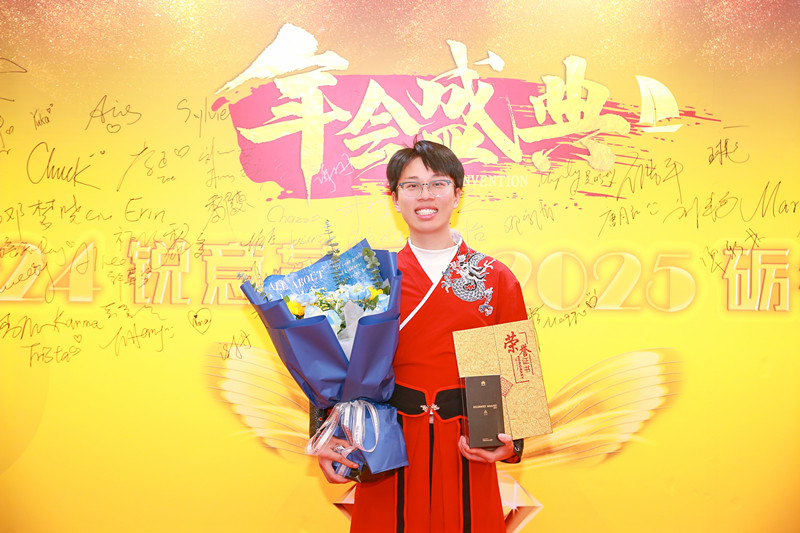 Amos_副本.jpg